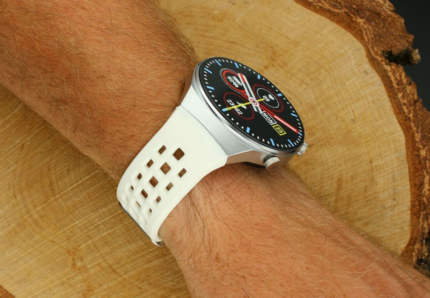 Smartwatch męski na białym pasku Rubicon RNCE68. Bluetooth. Zdalne rozmowy przez zegarek  (2).jpg